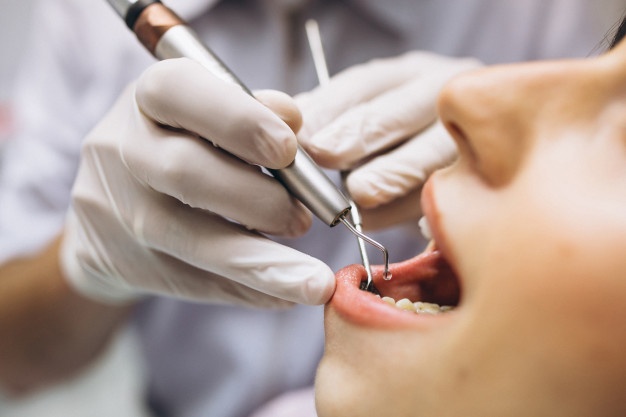 دکتر نادر ابریشم کار جراح دندانپزشک در ریچموندهیل